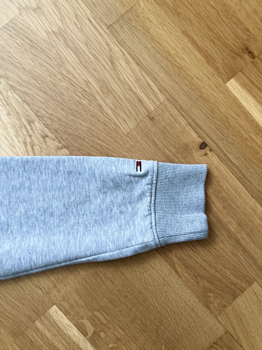 Tommy Hilfiger Maglioni & Felpe: Hoodie tommy hilfiger gris  – Usato da Cortaillod venduto da Y1nn_jqr 2