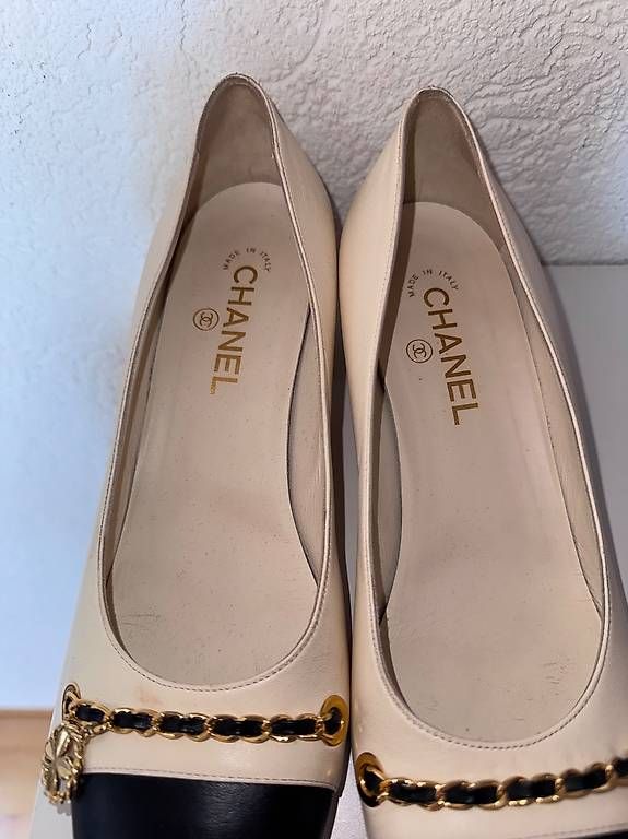 Chanel Chaussures femmes: CHANEL TWO-TONE PUMPS SIZE 40 – D'occasion à Zürich par amber123 2