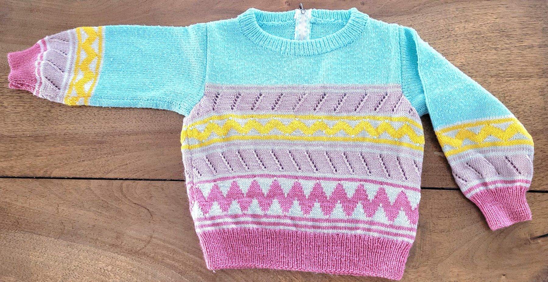 Pullover & Sweatshirts: Kinderpulli mit aufwendigem Jacquard-Muster – Gebraucht aus Oberuzwil von rtr_wp6m 4