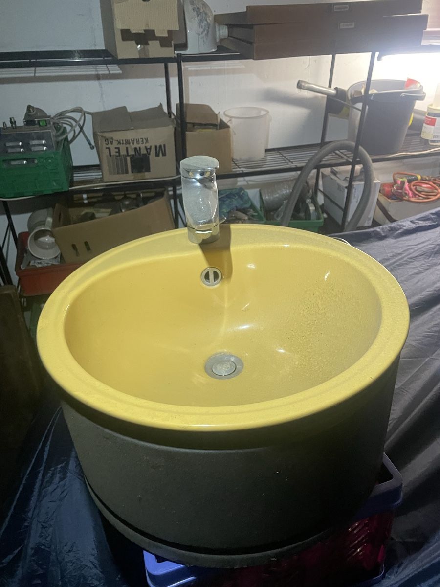 Lavabi & lavandini: Gelbes Lavabo mit Wasserhahn, gebraucht – Usato da St. Gallen venduto da ste_pf27 1