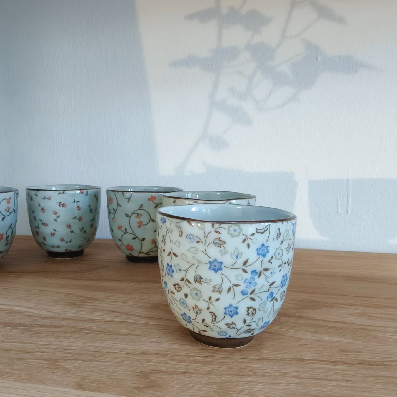 Set di piatti: Set aus 6 japanischen Teebechern, florales Design – Usato da Basel venduto da MrButsch 3
