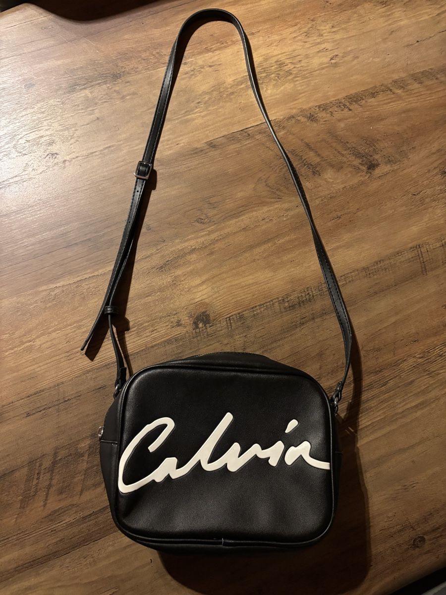 Calvin Klein Taschen für Damen: Calvin Klein Umhängetasche schwarz – Gebraucht aus Zumholz von puerro01