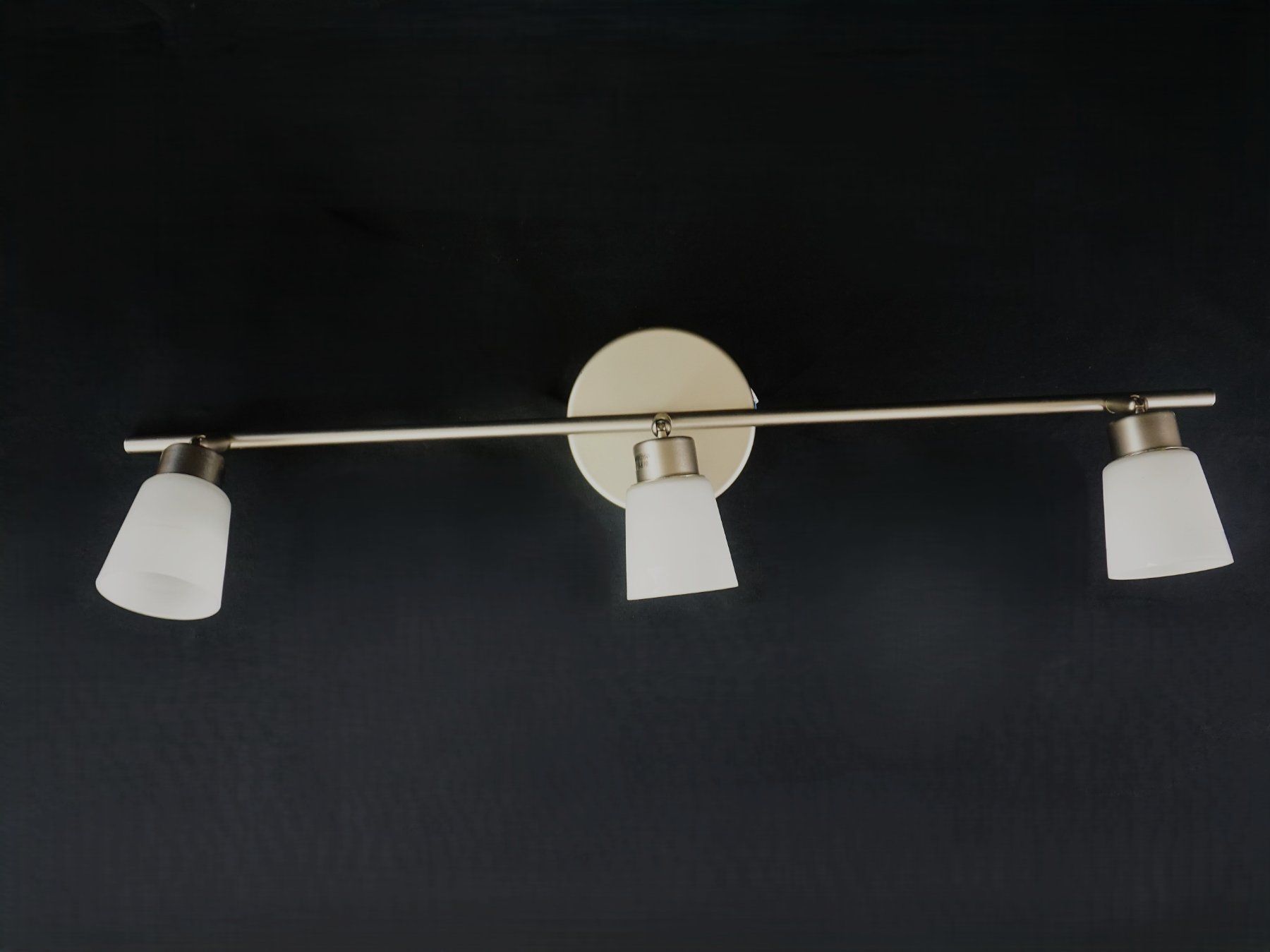 Ikea Lustres & lampes de plafonds: Verstellbare Deckenspotlampe - IKEA BASISK – D'occasion à Pratteln par Restwert_Pratteln 3