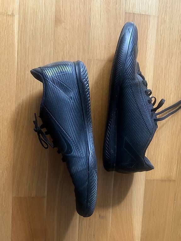 Schuhe für Jungen: Nike Hallenschuhe Grösse 43 – Gebraucht aus Steinhausen von san_c7kq 2