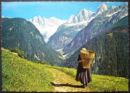 SOGLIO im Bergell - Frau mit Rückentrage