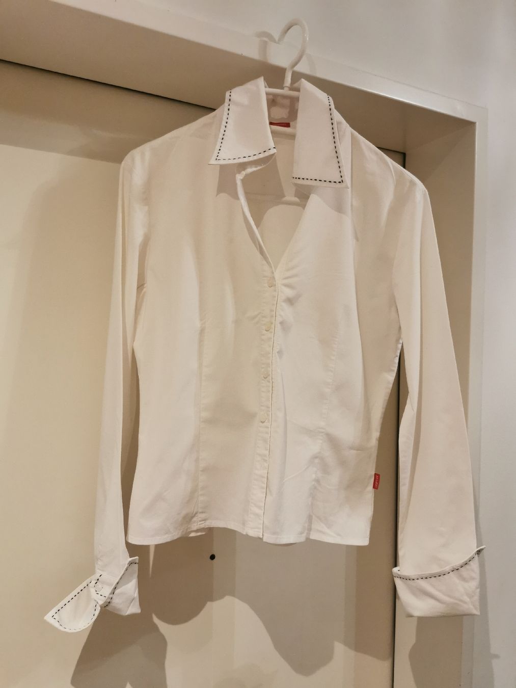 Esprit Blusen: BLUSE ESPRIT WEISS Gr 36/38, Kontrastnähte, tailliert – Gebraucht aus Erlenbach ZH von alisamilana