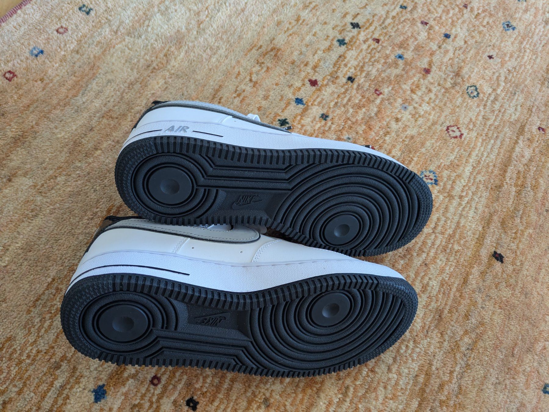 Nike Scarpe da uomo: Nike Air Force 1 Low '07 White Grey Black. 40.5 / US 7.5 – Nuovo (secondo la descrizione) da St. Gallen venduto da Jmelmuka 3