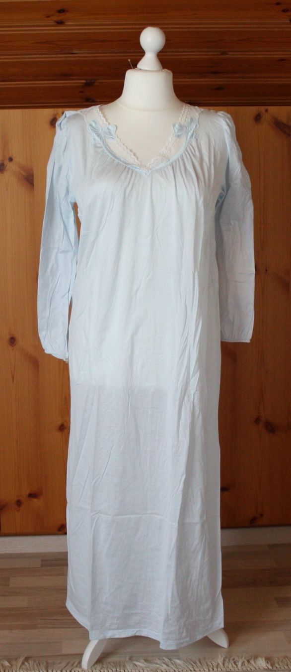 Negligees & Pigiami: Nachthemd mit hübscher Spitze CALIDA hellblau Gr. M – Difettoso da Flüelen venduto da Diversicum-Vintage