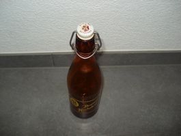 Bierflasche mit Bügelverschluss der Marke Hochdorf