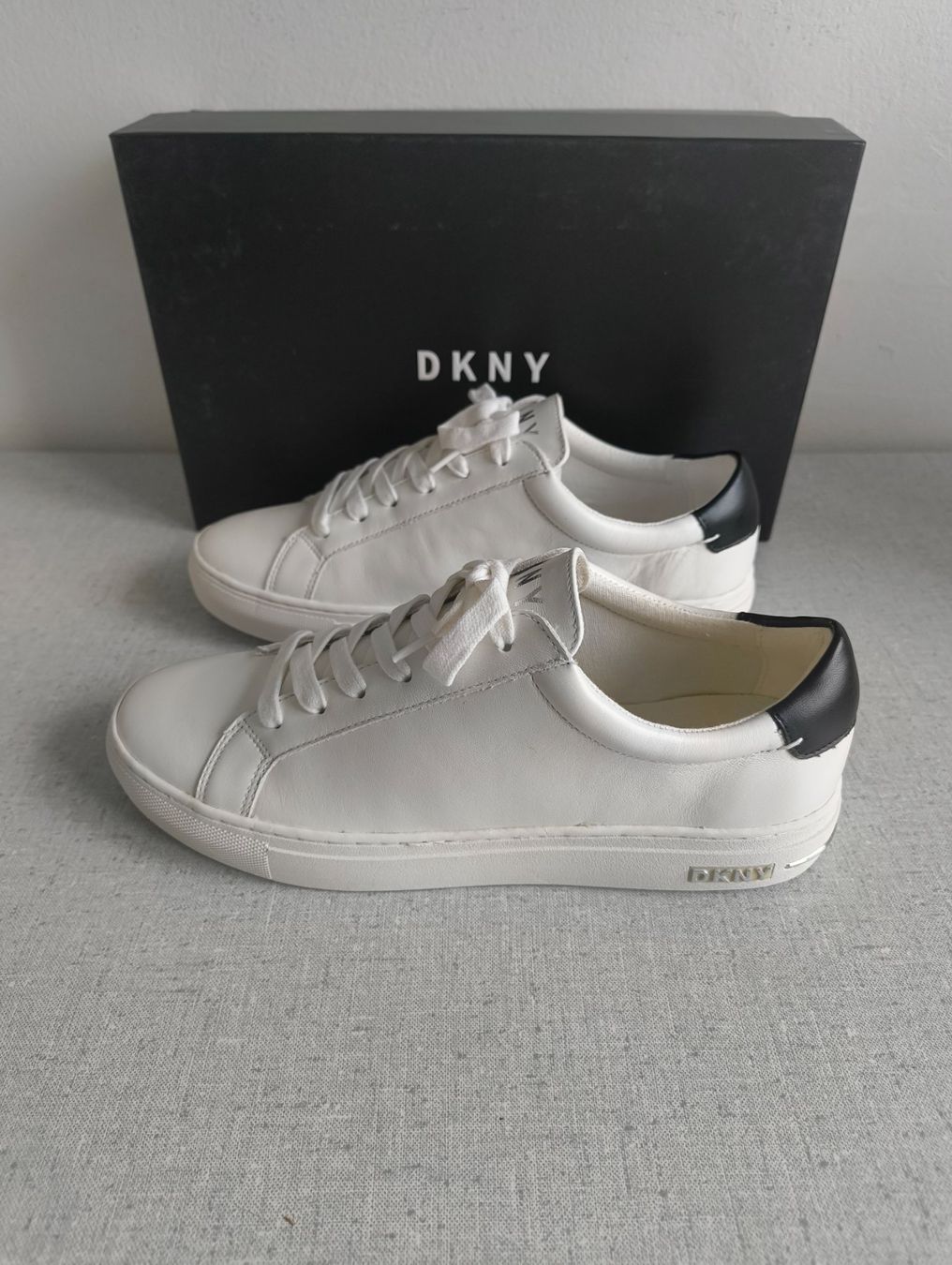 DKNY Scarpe da donna: DKNY Sneaker, weiss, Gr. 40,5 – Nuovo e nell'imballaggio originale da Uitikon Waldegg venduto da PJLS1 2