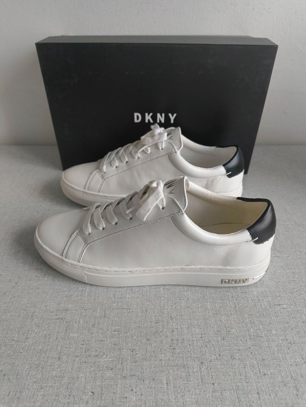 DKNY Scarpe da donna: DKNY Sneaker, weiss, Gr. 41 – Nuovo e nell'imballaggio originale da Uitikon Waldegg venduto da PJLS1 2