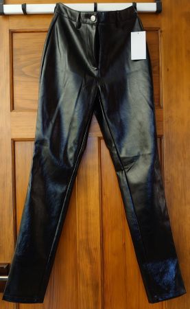 NA-KD, Vegane Lack-Kunstlederhosen, Grösse 34