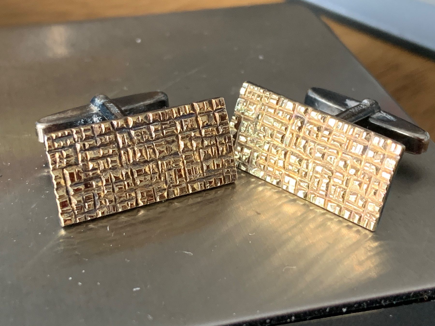 Gemelli: Manchettenknöpfe Goldige Struktur – Usato da Laufen venduto da belleskulptur 4