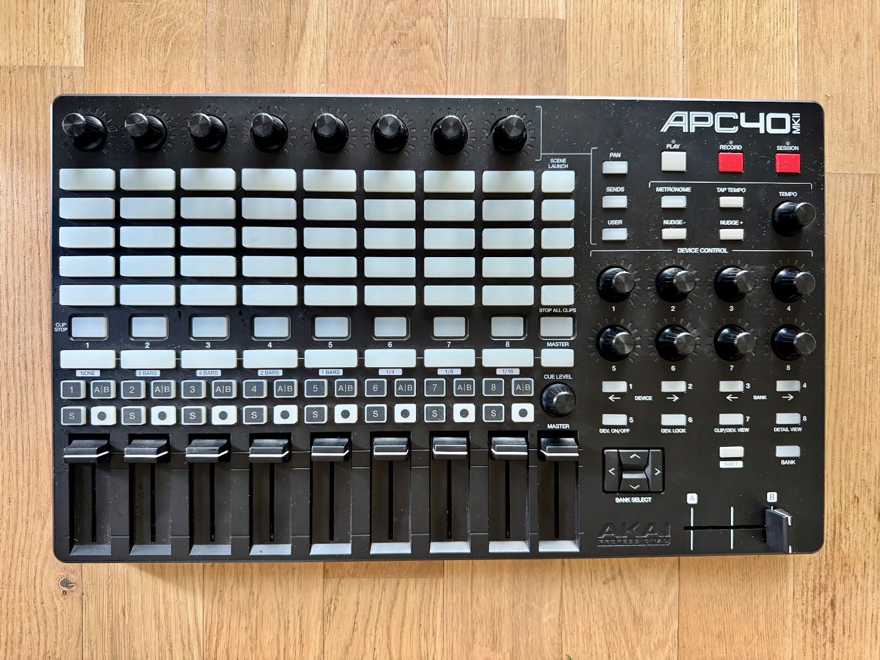 Akai Strumenti musicali: Akai APC40 MKII, MIDI Controller inkl. USB Kabel – Nuovo (secondo la descrizione) da Zürich venduto da synthini 1