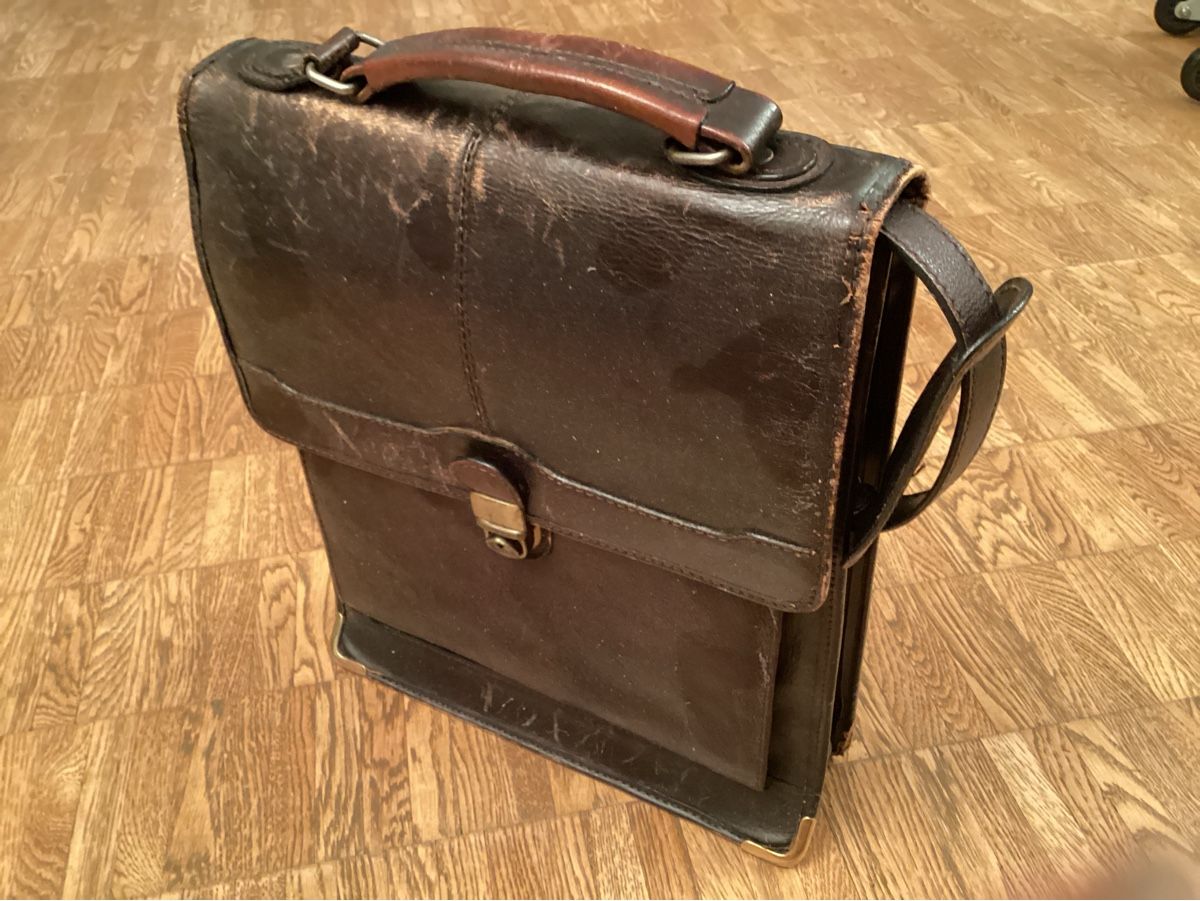 Taschen: Ledertasche braun mit Schultergurt – Gebraucht aus Münchenbuchsee von Brunopatrick 1