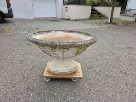 Gartenpflanzgefäss aus Stein mit Patina gebraucht.
