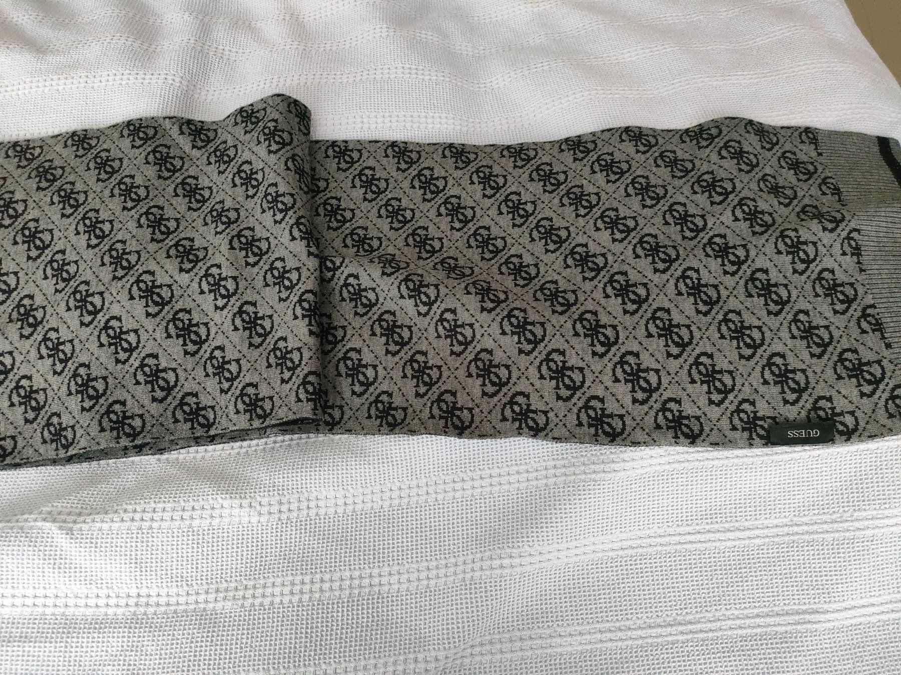 Guess Foulard & Sciarpe: Guess Schal – Usato da Brugg AG venduto da Mashaba 4