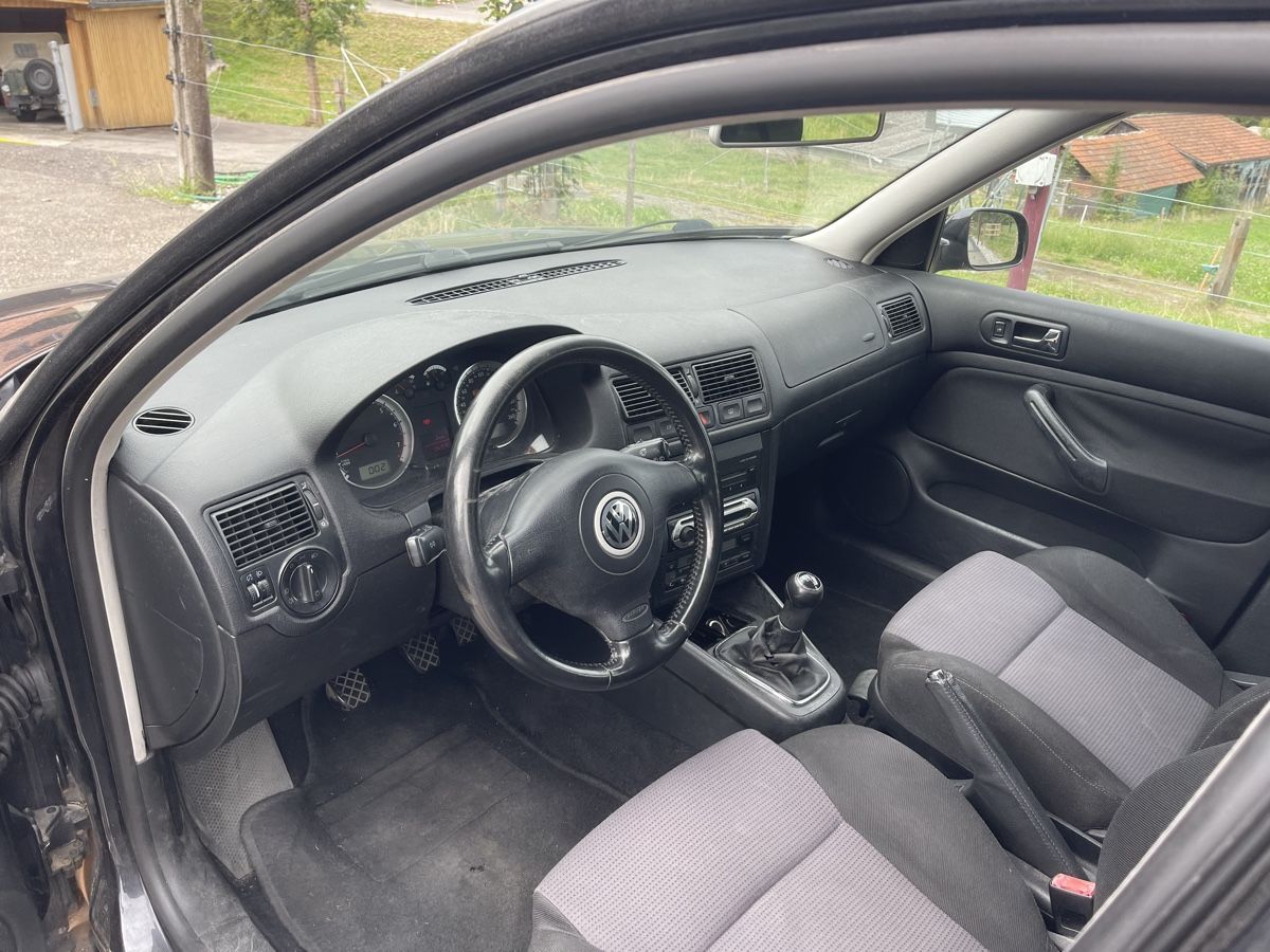 VW Automobili: Golf 1.6 Benzin – Usato da Spiez venduto da bertula 3