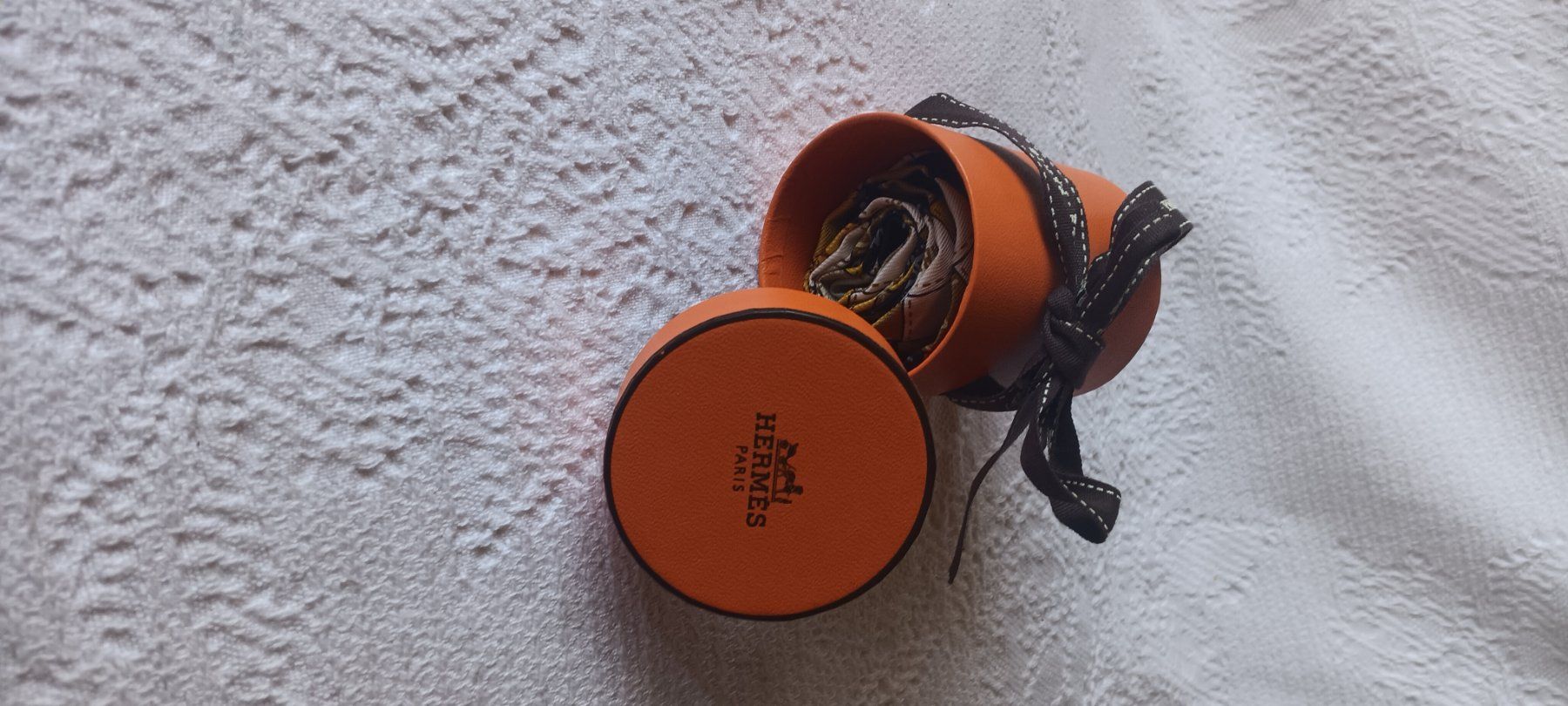 Hermès Foulards, Tücher & Schals: HERMÈS Twilly Neu – Neu (gemäss Beschreibung) aus Maienfeld von Andyr44 2