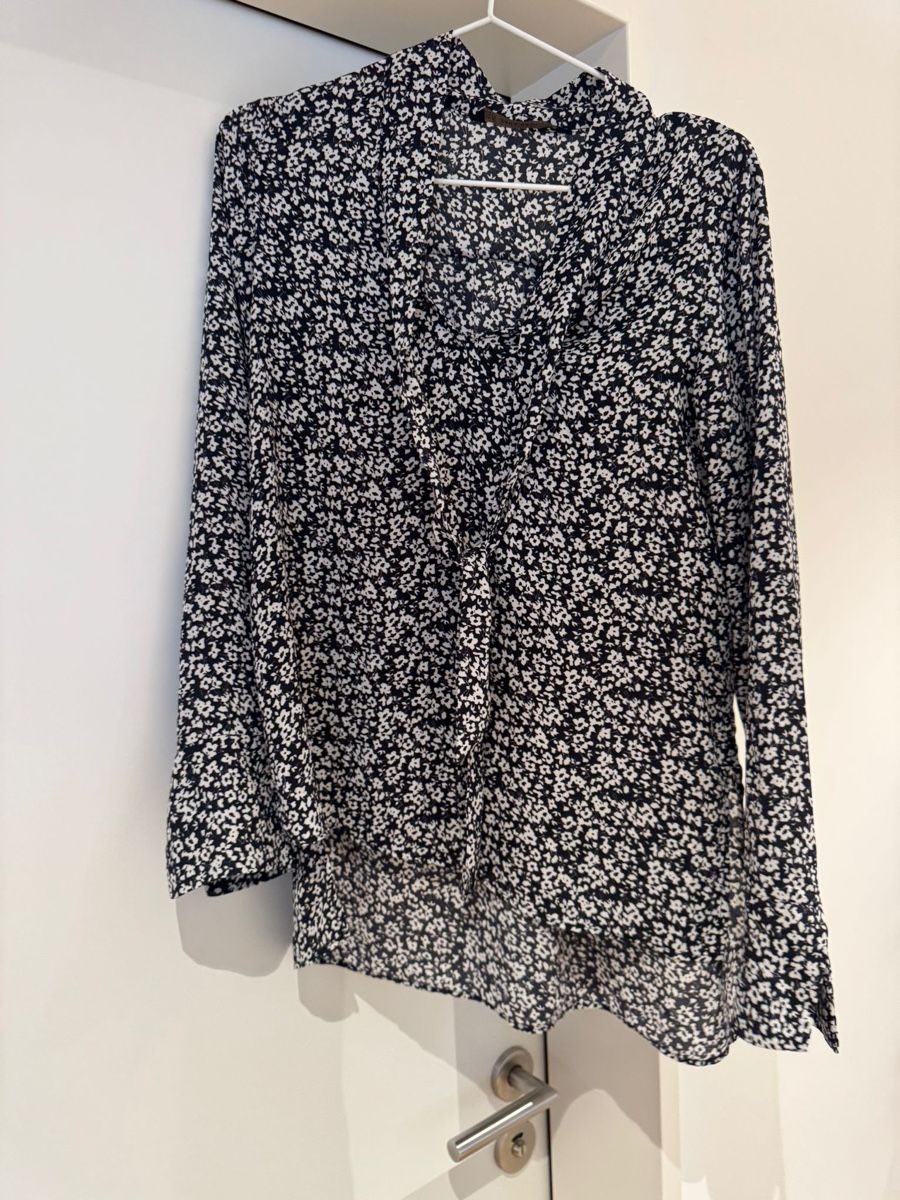 Blusen: Zara Basic Bluse XS - Elegantes Blumenmuster, Top Zustand! – Gebraucht aus Hinwil von YPMK61