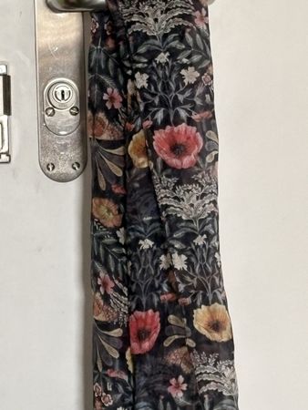 Accessory langer Schal 100% Seide Blumenmuster neu