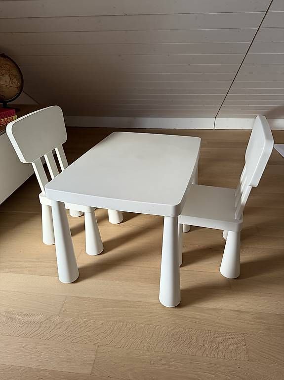 Set de table et chaises: Table enfant IKEA MAMMUT + 2 chaises – D'occasion à La Rippe par jpu_z5ql 1