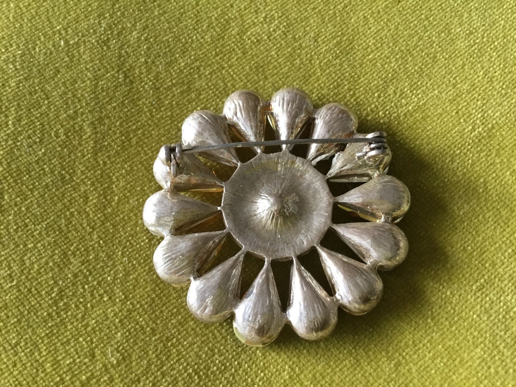 Spille & Fermagli: Broche décorative fleur jaune ocre – Nuovo e nell'imballaggio originale da Le Landeron venduto da nic_8hd5 2