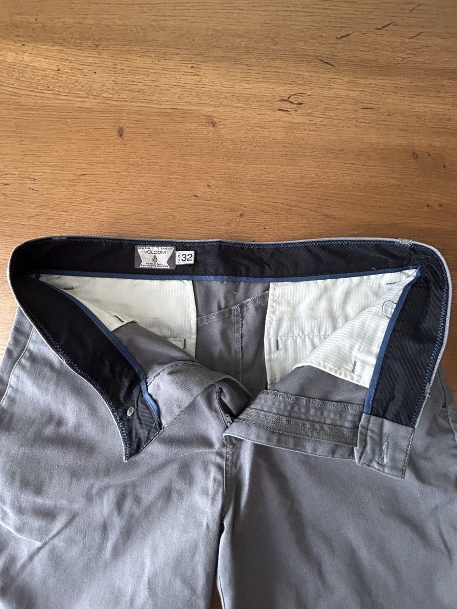 Volcom Pantaloni: Shorts Chino Volcom grey – Usato da Cavigliano venduto da Galgio 2