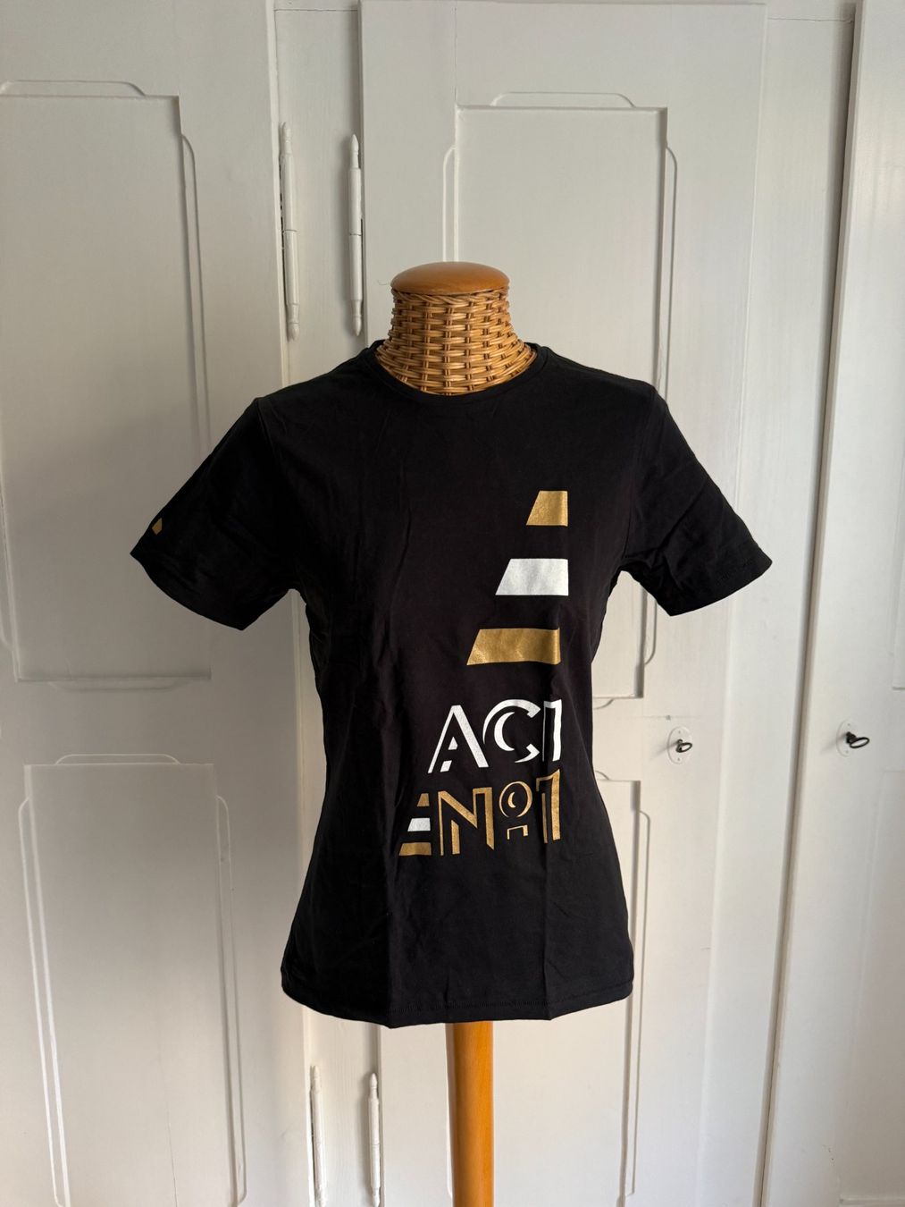 T-Shirts: ELEVATE - T-Shirt schwarz M – Gebraucht aus Zürich von Diazaio