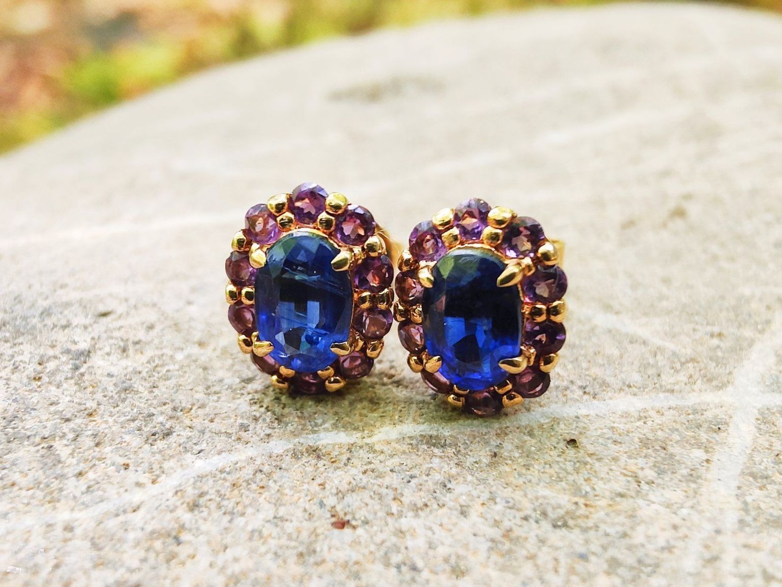 Ohrringe & -stecker: Kyanit mit Amethyst Ohrstecker, 18K Gold – Neu und originalverpackt aus Rümlang von 21f