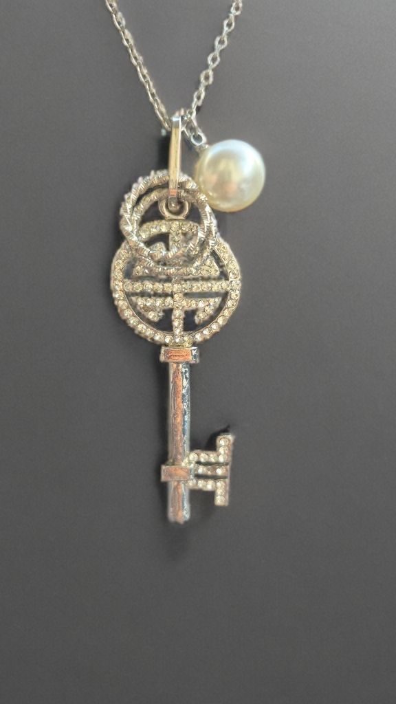 Catenine: Collana lunga con ciondolo chiave zirconi e perla – Usato da Giubiasco venduto da Stefaniav