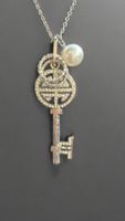 Collana lunga con ciondolo chiave zirconi e perla