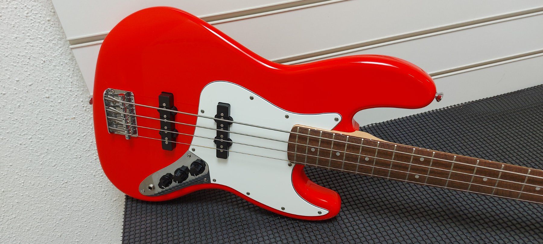 Strumenti musicali: Fender Squier Jazz e-bass frisch ab service – Usato da Glattbrugg venduto da Swissmusik 3