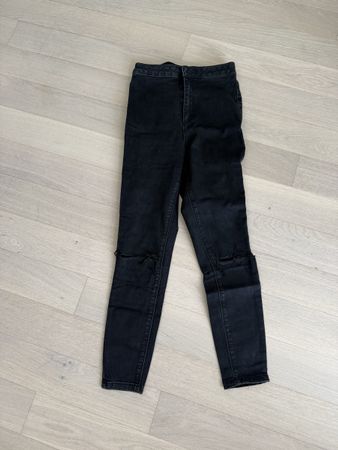 Schwarze Skinny Jeans mit Löchern, Grösse 36, Top Zustand