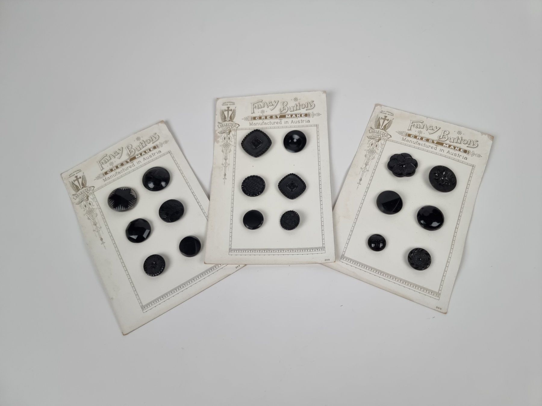 Bottoni: Knopfmusterkarte Fancy Buttons – Usato da Urtenen-Schönbühl venduto da Restwert_Schoenbuehl