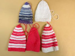 Handgestrickte Wichtelmützen zum Basteln
