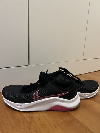 Neue Nike Legend Essential Damen-Sportschuhe, Gr.38.5