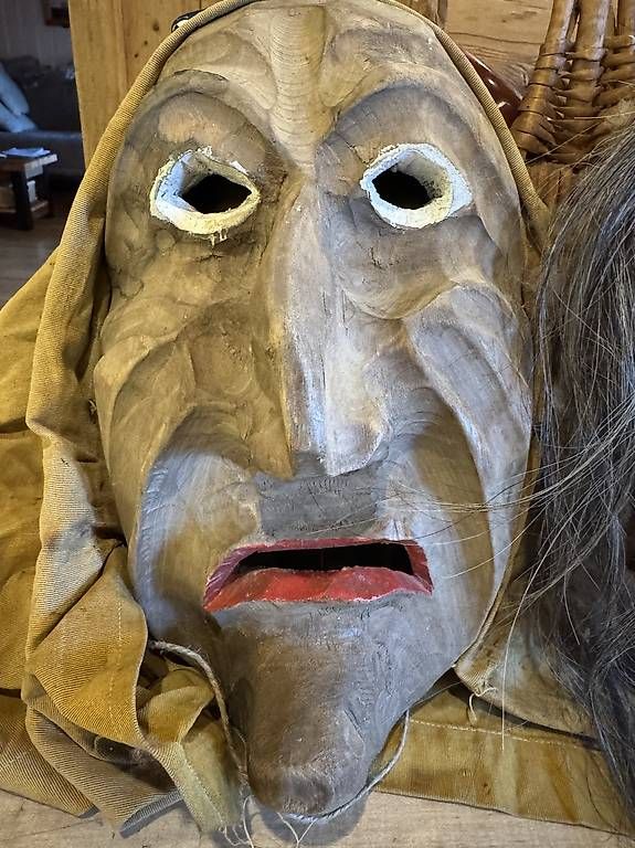 Autres antiquités ou arts: Holzmasken – D'occasion à Matten(St.Stephan) par ren_r8tw 1