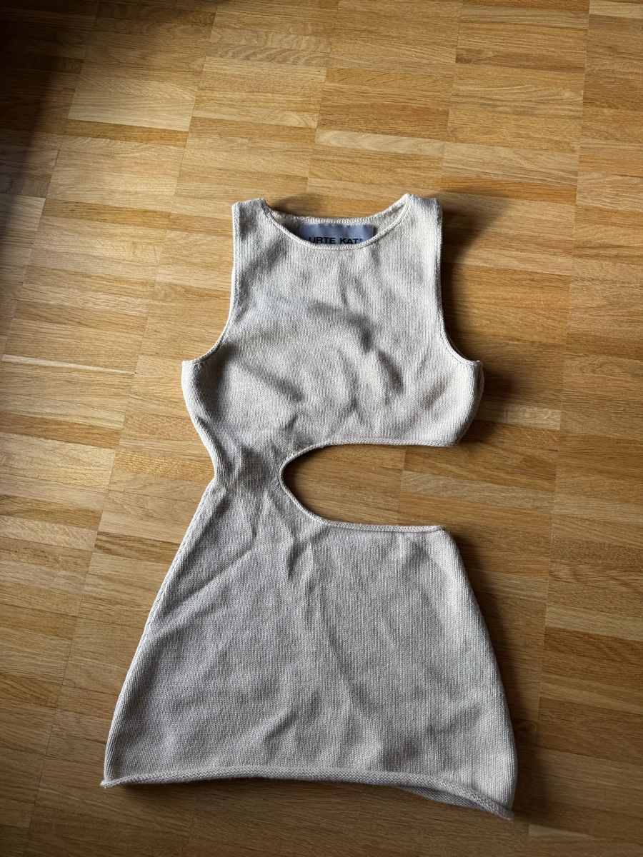 Top: Urtekat cut out knit top/dress – Usato da Fribourg venduto da mariedw