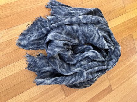 Leichter Schal 100% Wolle, blau-weiss Zebra-Muster