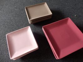 Lot de 18 assiettes carrées de différente taille en bon état