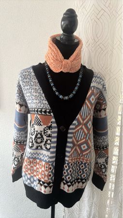 Strickjacke, Kette und Stirnband