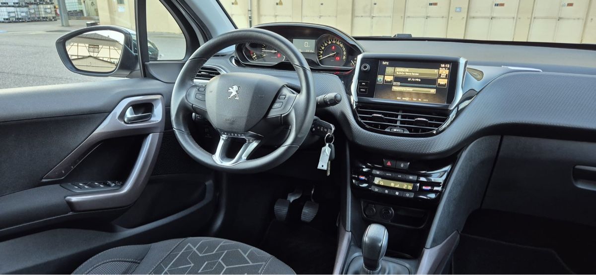 Peugeot Automobili: PEUGEOT 2008 1.2 BENZIN – Usato da Bülach venduto da _milziv 9