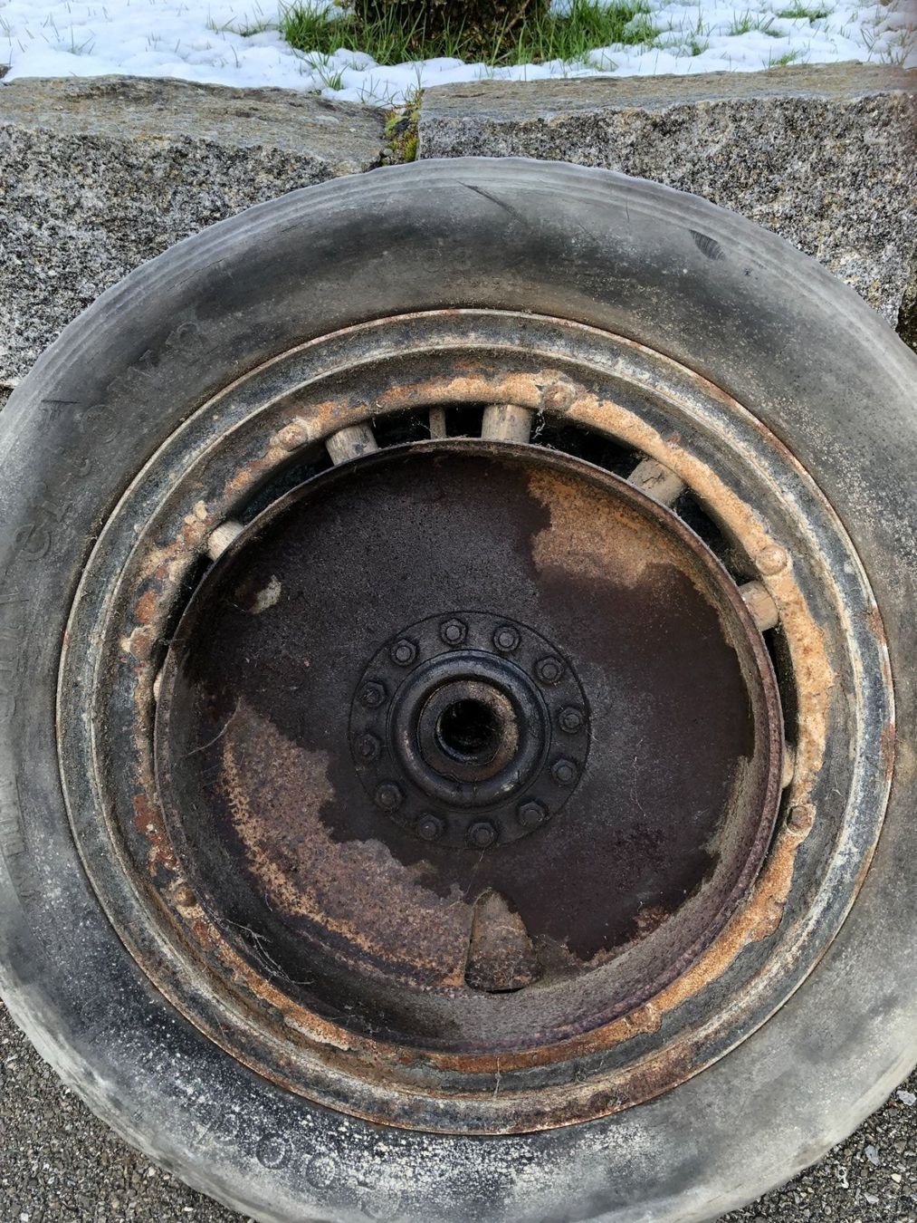 Cadillac Pneus & Kompletträder: Alte Cadillac Holzspeichen-Räder – Gebraucht aus Beinwil (Freiamt) von Zedel1923 6