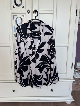 Bluse Hallhuber schwarz weiss gemustert Grösse 38 weich