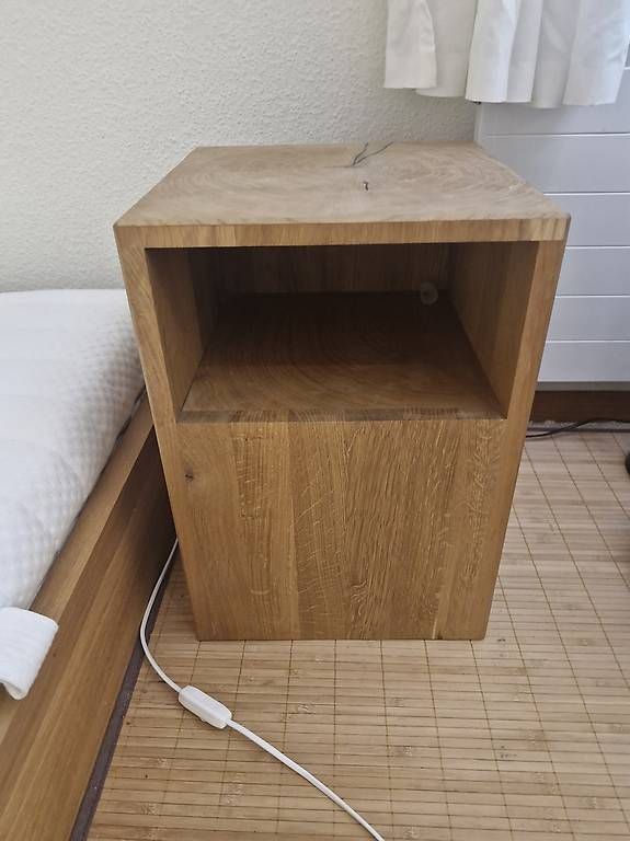 Tables de nuit: Nachttisch Echtholz Eichenbholz – D'occasion à Wädenswil par Canubis 1