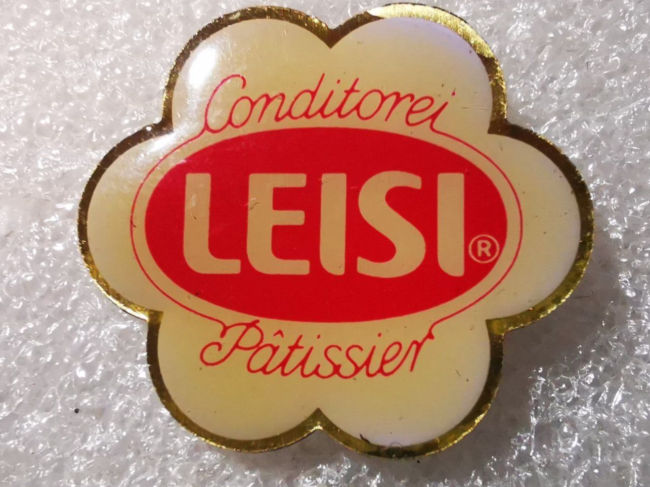 Placchette & Badge: Ansteckpin 7: Conidtorei Leisi – Usato da Oppligen venduto da Pin-Fall-Shop