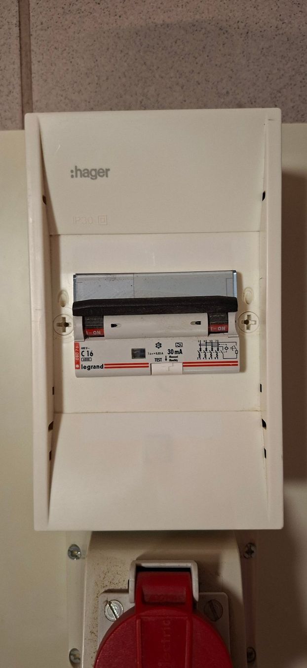 Alimentazione elettrica: Elektrounterverteilung mit CEE Steckdose gebraucht – Usato da Hinwil venduto da Rado56 2