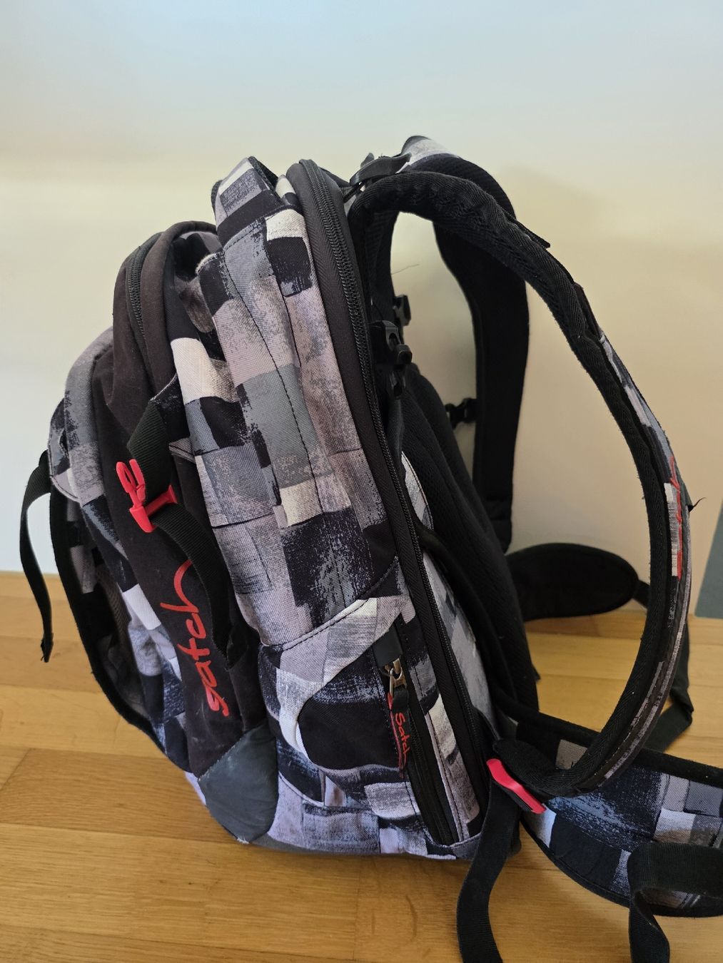 Satch Kindertaschen: Schulrucksack Schulthek Satch grau schwarz rot – Gebraucht aus Hellbühl von Dora1075 3