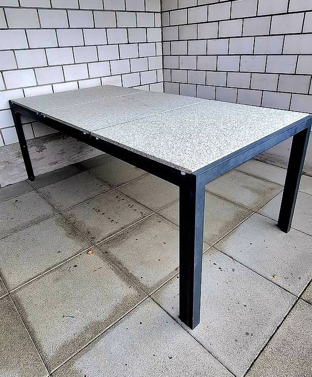 Tische: Gartentisch mit Granitplatten – Gebraucht aus Bonaduz von Ngaba 2